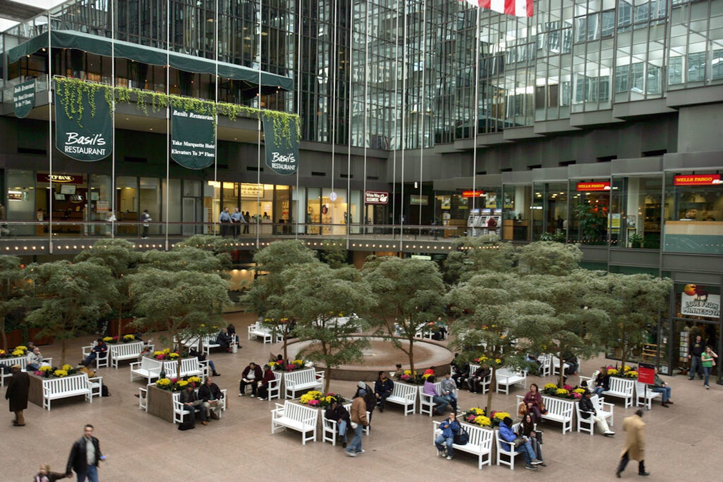 joel koyama•jkoyama@startribune.com 00007163a idsxxxx ] Crystal Court on a cold afternoon in the IDS Center, Minneapolis, MN.