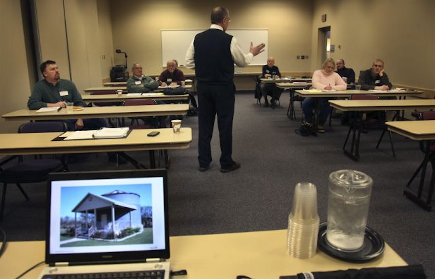 Appraiser James Atwood taught a class on residential design Wednesday at the University of Minnesota's St. Paul campus. Legislation would broaden the ability of agents to determine a home's value, but appraisers say agents don't have the same experience or training.