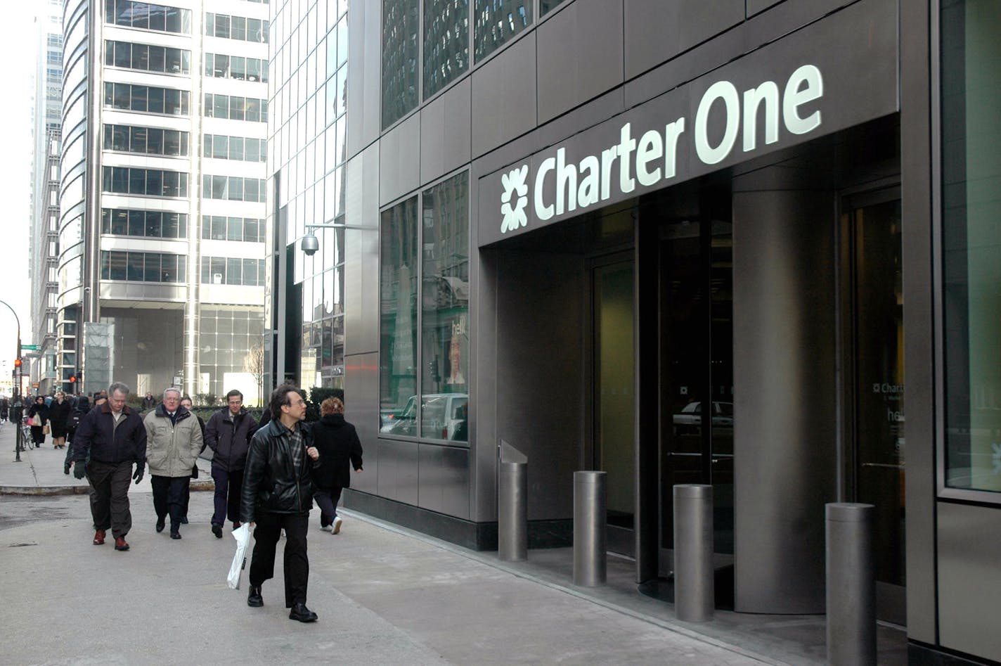 Pedestrians walk by a Charter One bank South Wacker Drive in Chicago, Illinois on Thursday January 19, 2006. Chicago banks, including the branch seen here, were robbed a record 236 times last year, a 50 percent increase from 2004 as similar crimes declined in New York, Los Angeles and other major U.S. cities. Photographer: Joe Tabacca/Bloomberg News