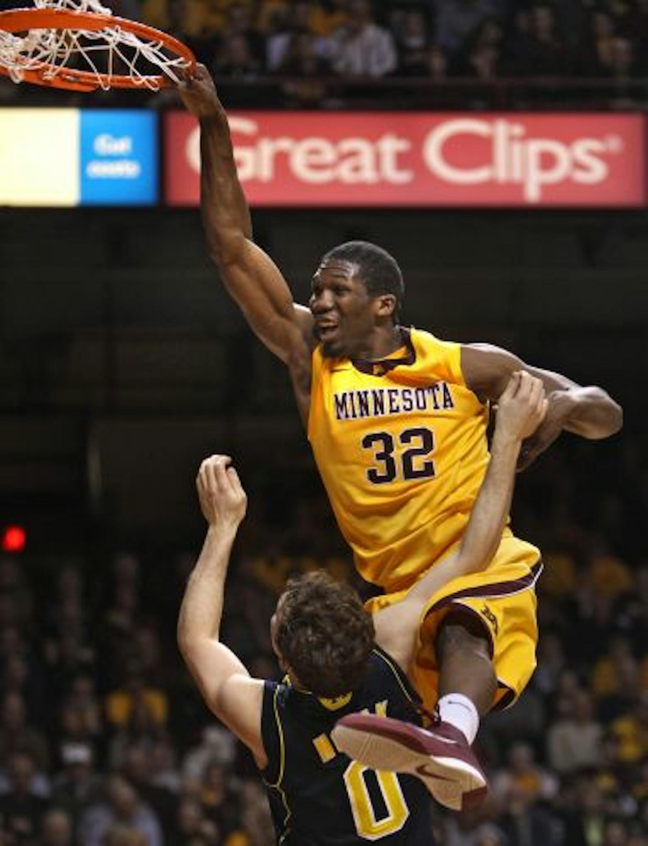 Gophers forward Trevor Mbakwe (32)