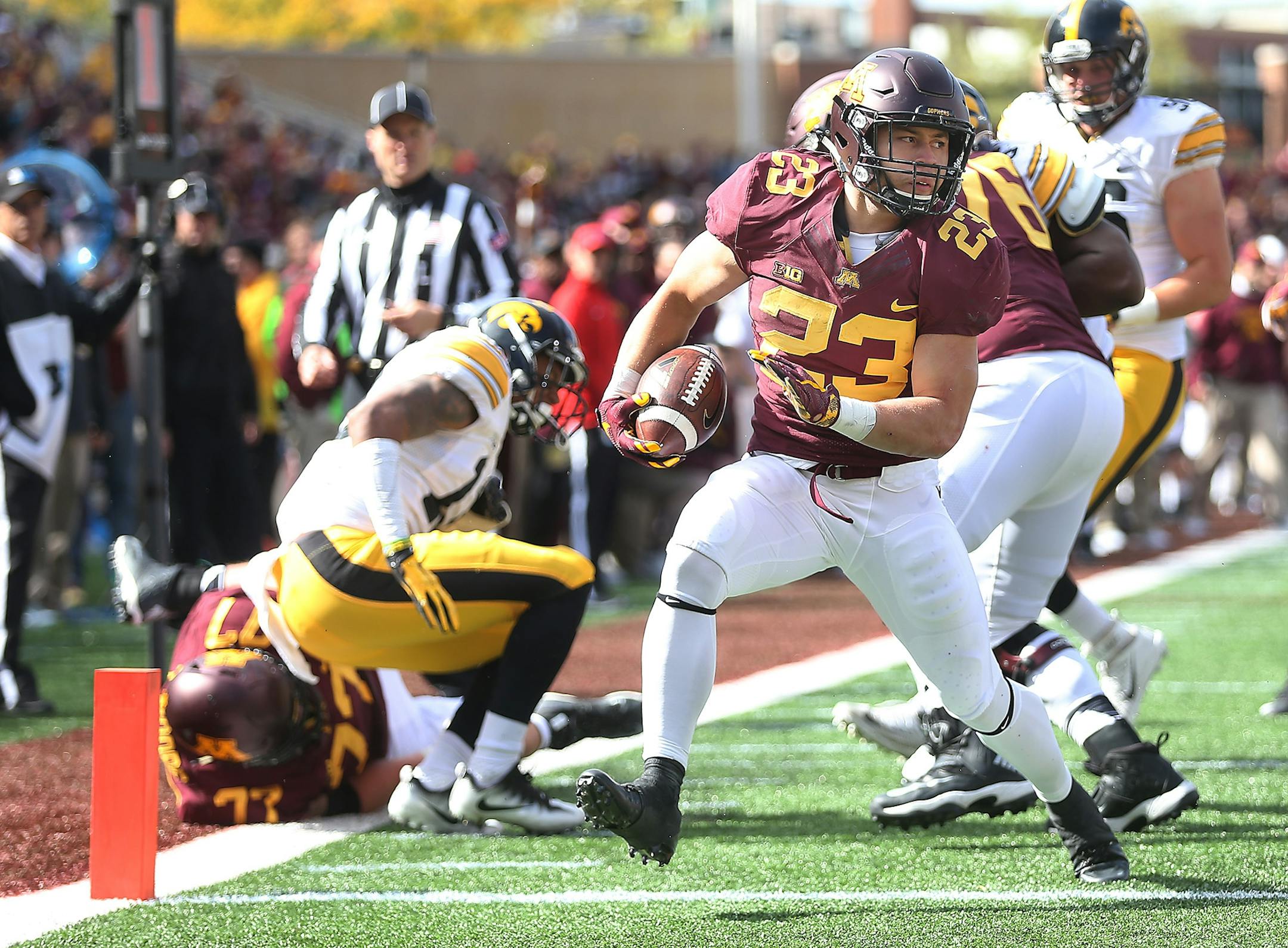 Minnesota's running back Shannon Brooks ran the ball into the end zone for a touchdown during the third quarter as Minnesota took on Iowa at TCF Bank Stadium, Saturday, October 8, 2016 in Minneapolis, MN.
