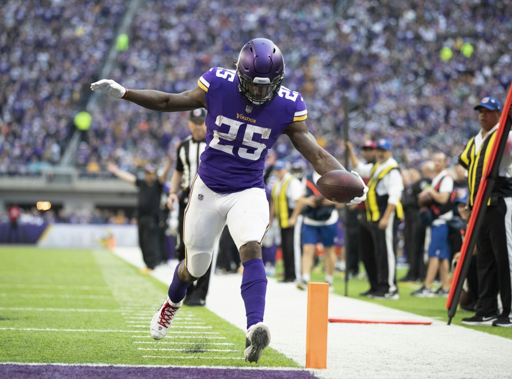Minnesota Vikings running back Latavius Murray (25) scored a touchdown on a 18-yard run at U.S. Bank Stadium Sunday December 16, 2018 in Minneapolis, MN.