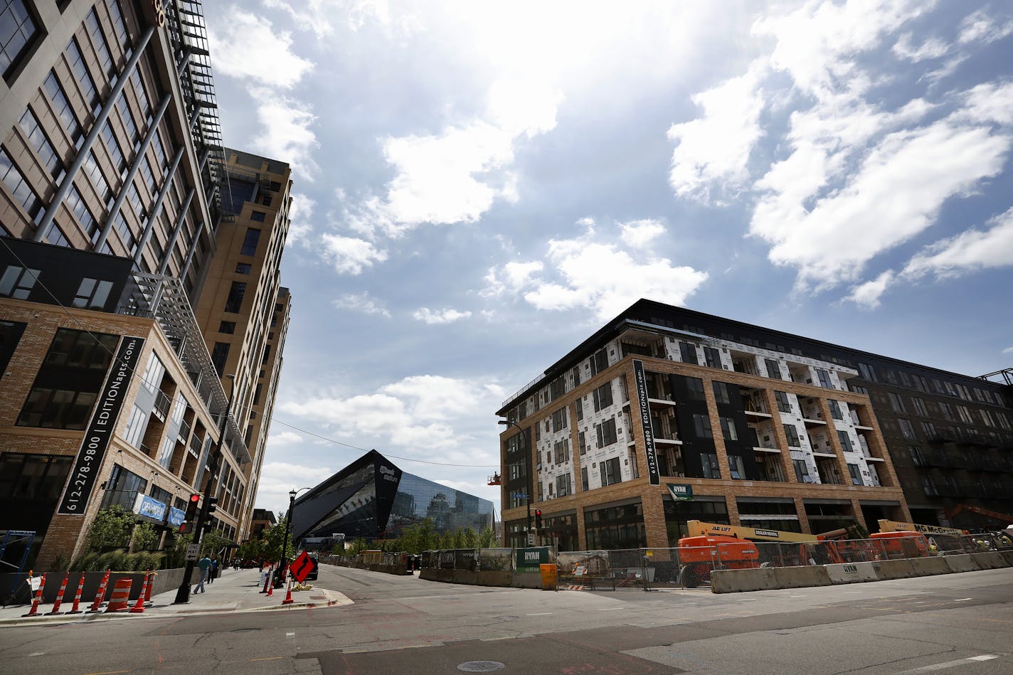 The view of construction of US Bank Stadium, Downtown East Commons Park and the new Edition apartments in Minneapolis, MN. ] CARLOS GONZALEZ cgonzalez@startribune.com - June 2, 2016, Minneapolis, MN, The Edition apartments under construction