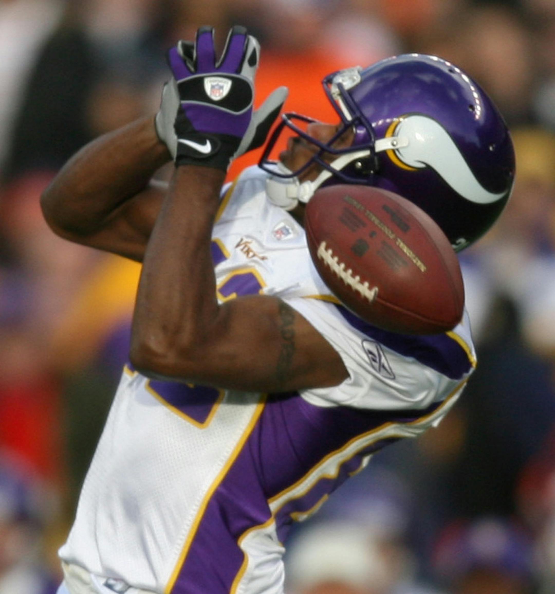 JEFF WHEELER ï jwheeler@startribune.com DENVER - 12/30/07 - The Minnesota Vikings closed out their season against the Denver Broncos Sunday afternoon at Invesco Field at Mile High in Denver. The fell behind 14 - 3 at halftime. IN THIS PHOTO: ] The Vikings Troy Williamson was wide open but let a long second quarter pass slip through his fingers. ORG XMIT: MIN2017042719100244