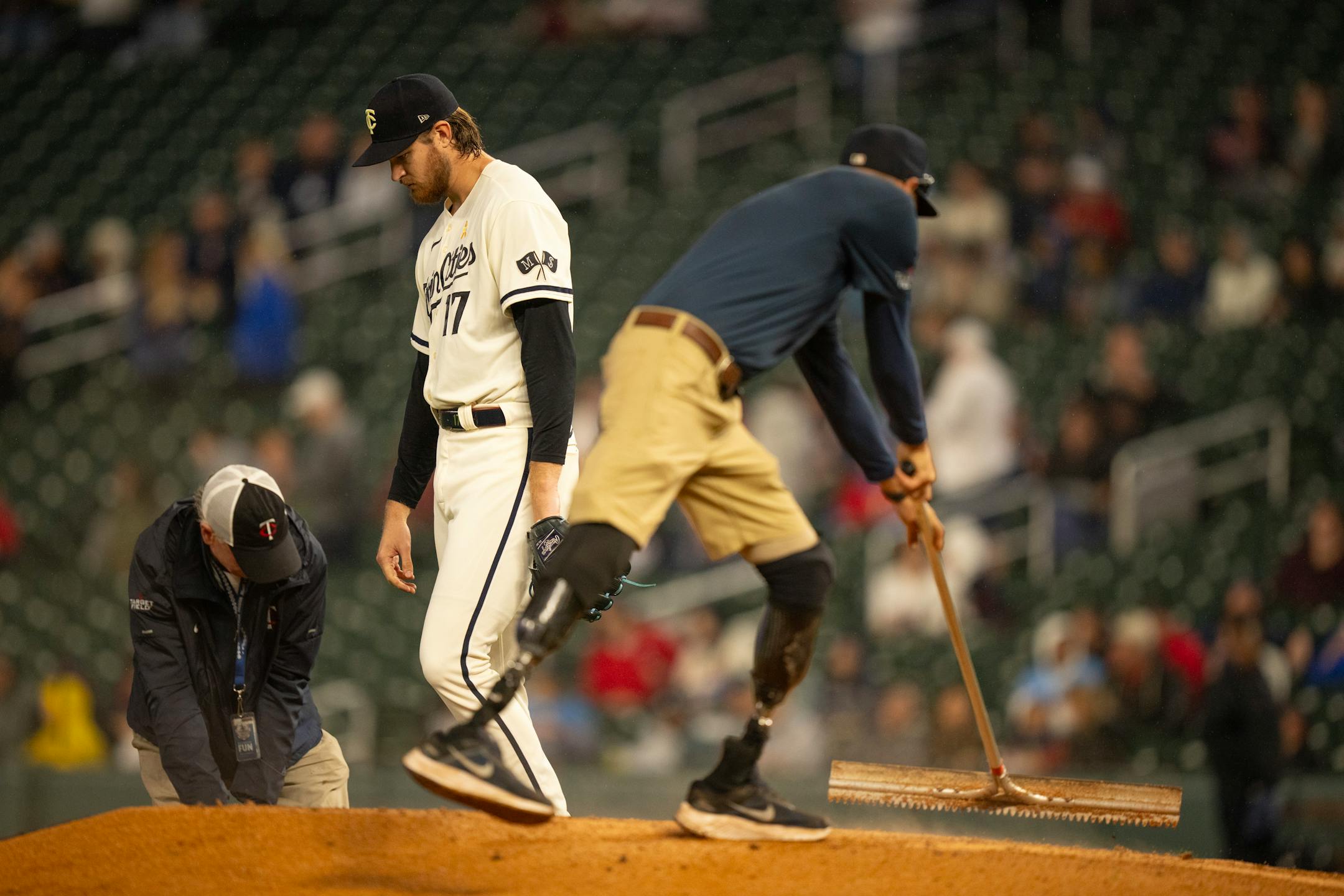 Minnesota Twins starting pitcher Bailey Ober circled the mound while the Target Field grounds crew added dry gravel to the mound before the second inning. The Minnesota Twins faced the Oakland Athletics in an MLB baseball game Tuesday night, September 26, 2023 at Target Field in Minneapolis. ] JEFF WHEELER • jeff.wheeler@startribune.com
