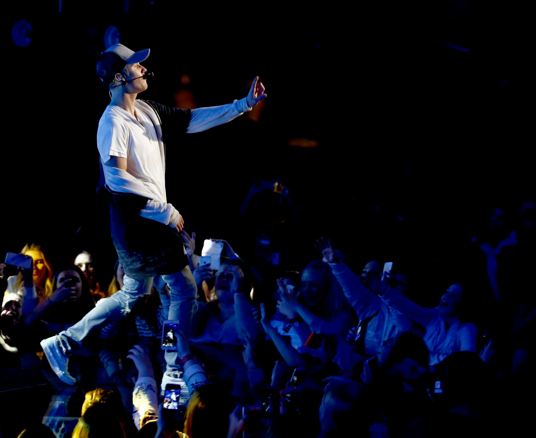Singer Justin Bieber performs on stage during a mini concert in Oslo, Thursday Oct. 29, 2015. (Heiko Junge, NTB scanpix via AP) NORWAY OUT ORG XMIT: MIN2015102920573424