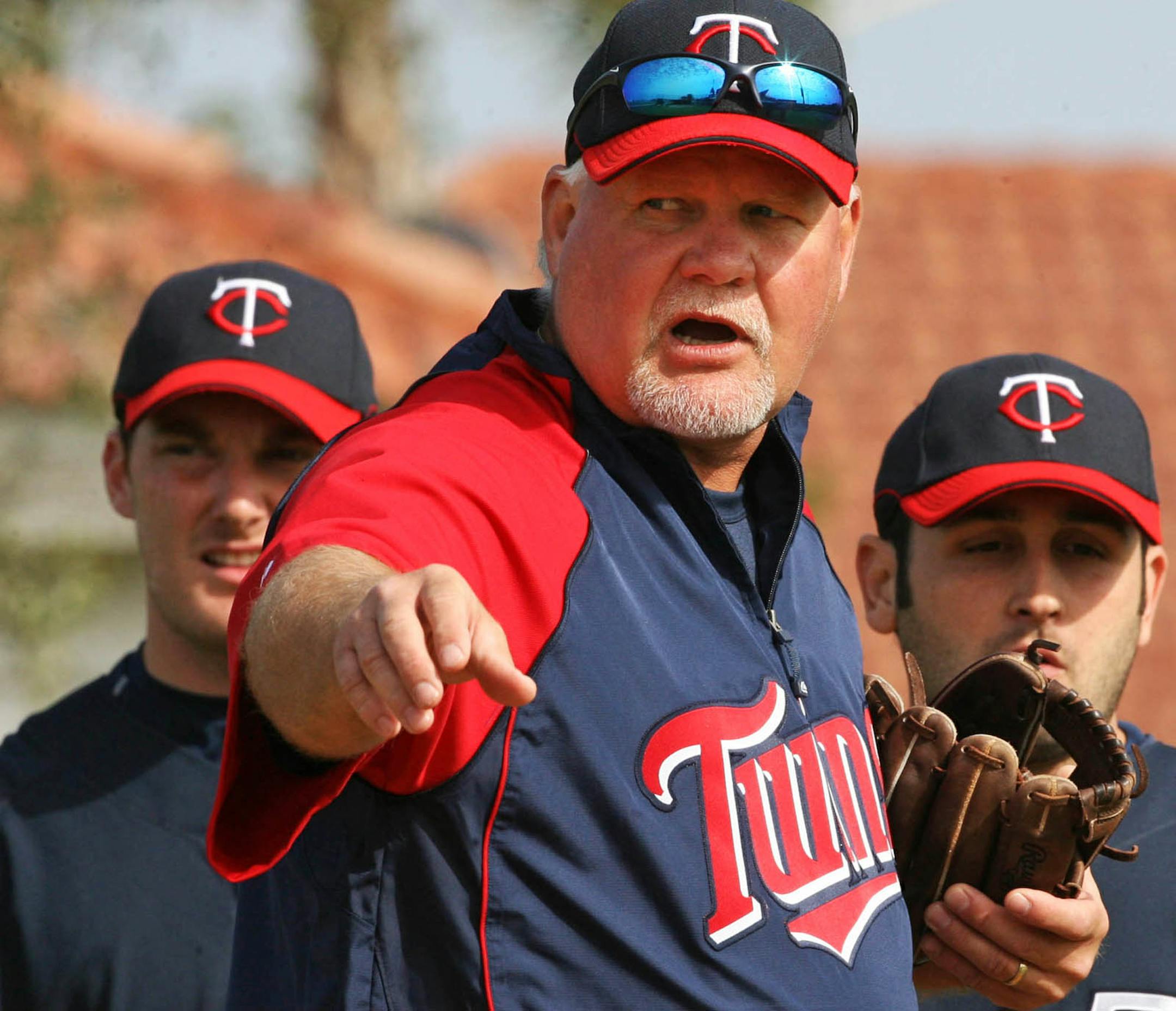 Twins manager Ron Gardenhire instructs his pitchers.