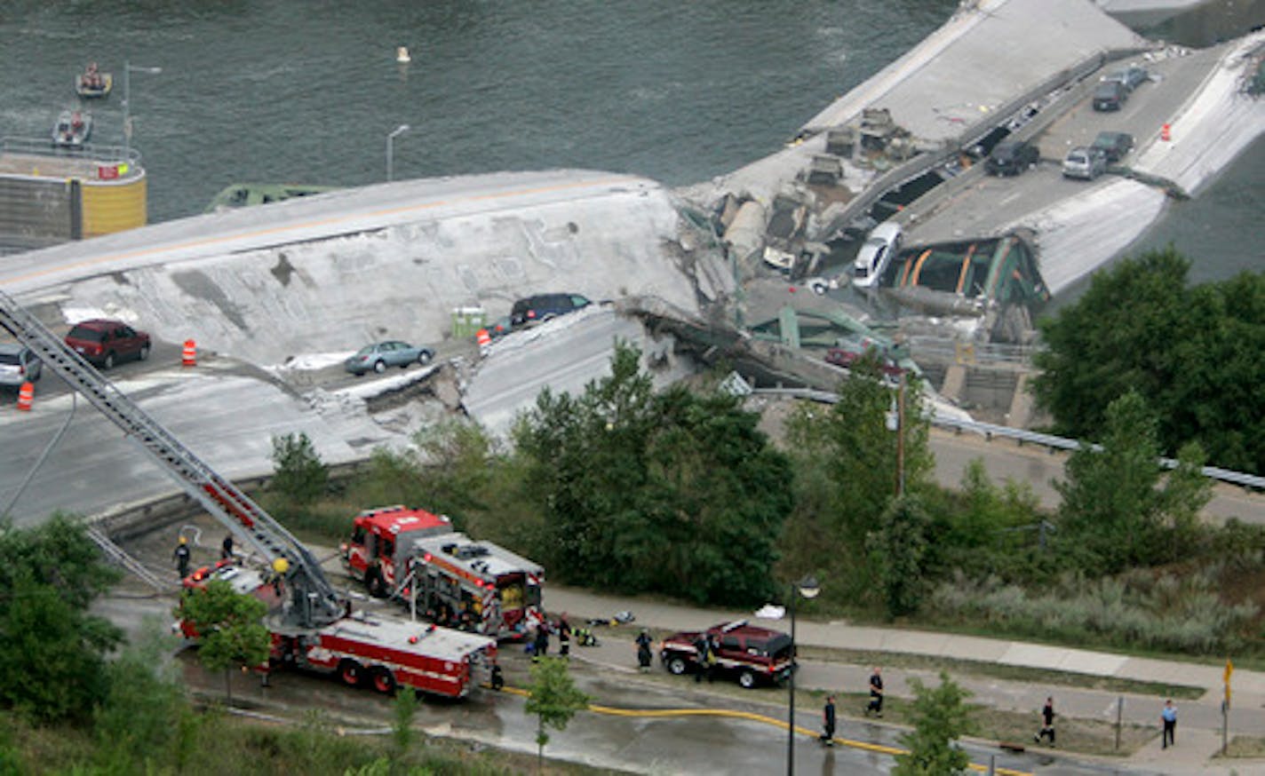 BRIAN PETERSON ¥ brianp@startribune.com Minneapolis, MN 8/1/2007 35W Bridge Collapse