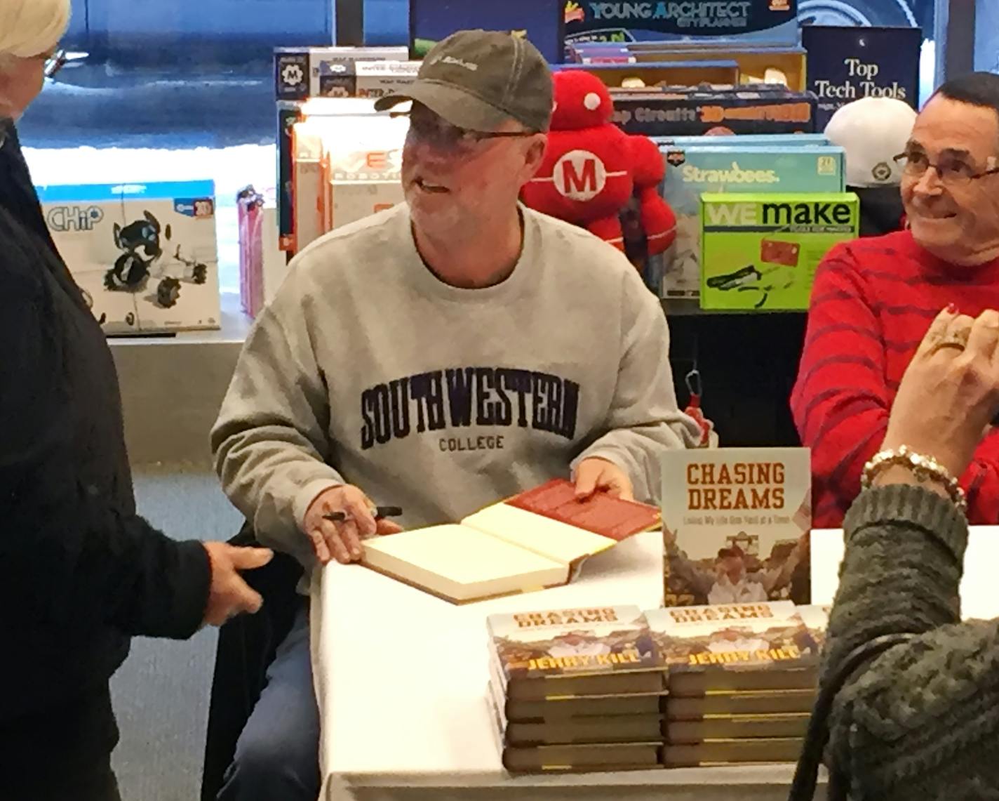 Former gopher coach Jerry Kill was at the downtown Minneapolis Barnes and Noble over the noon hour, signing his new book "Chasing Dreams" with author Jim Bruton (right) at the downtown Barnes and Noble.] brian.peterson@startribune.com
Minneapolis, MN 12/16/16