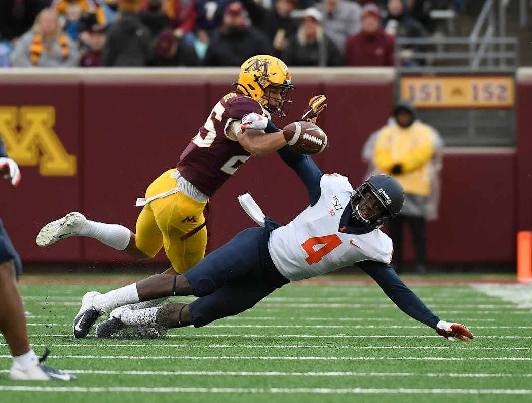 Gophers defensive back Benjamin St-Juste (25) broke up a pass against Illinois.