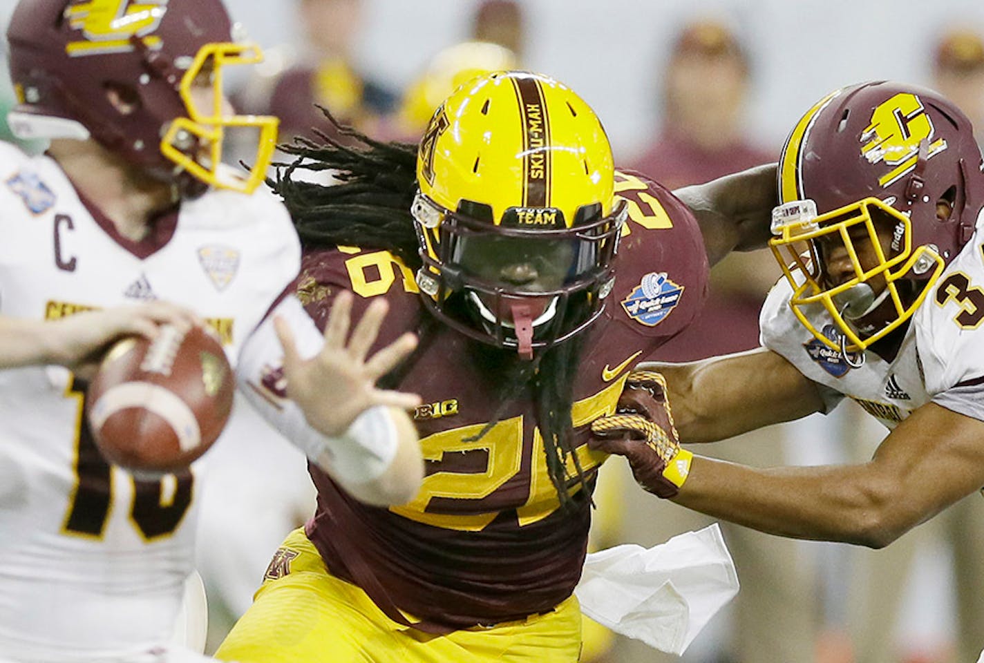 Minnesota linebacker De'Vondre Campbell (26)