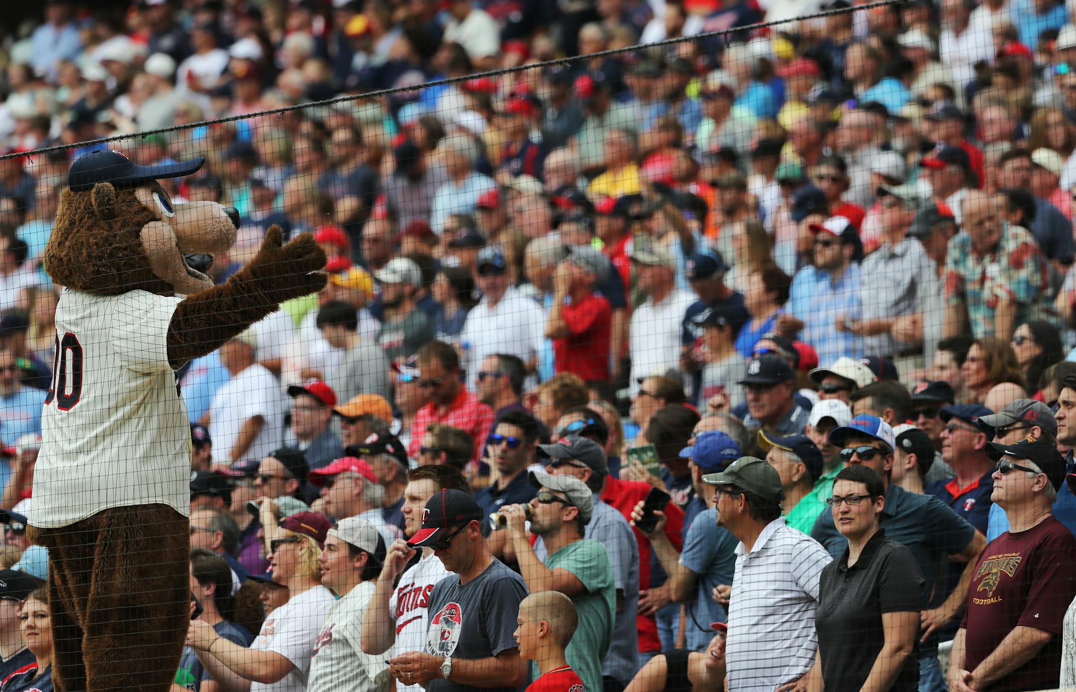 T.C. leads the fans in cheers during a 6-1 win against the New York Yankees at Target Field in Minneapolis on Wednesday, July 19, 2017. The Twins won, 6-1. (Richard Tsong-Taatarii/Minneapolis Star Tribune/TNS) ORG XMIT: 1206748