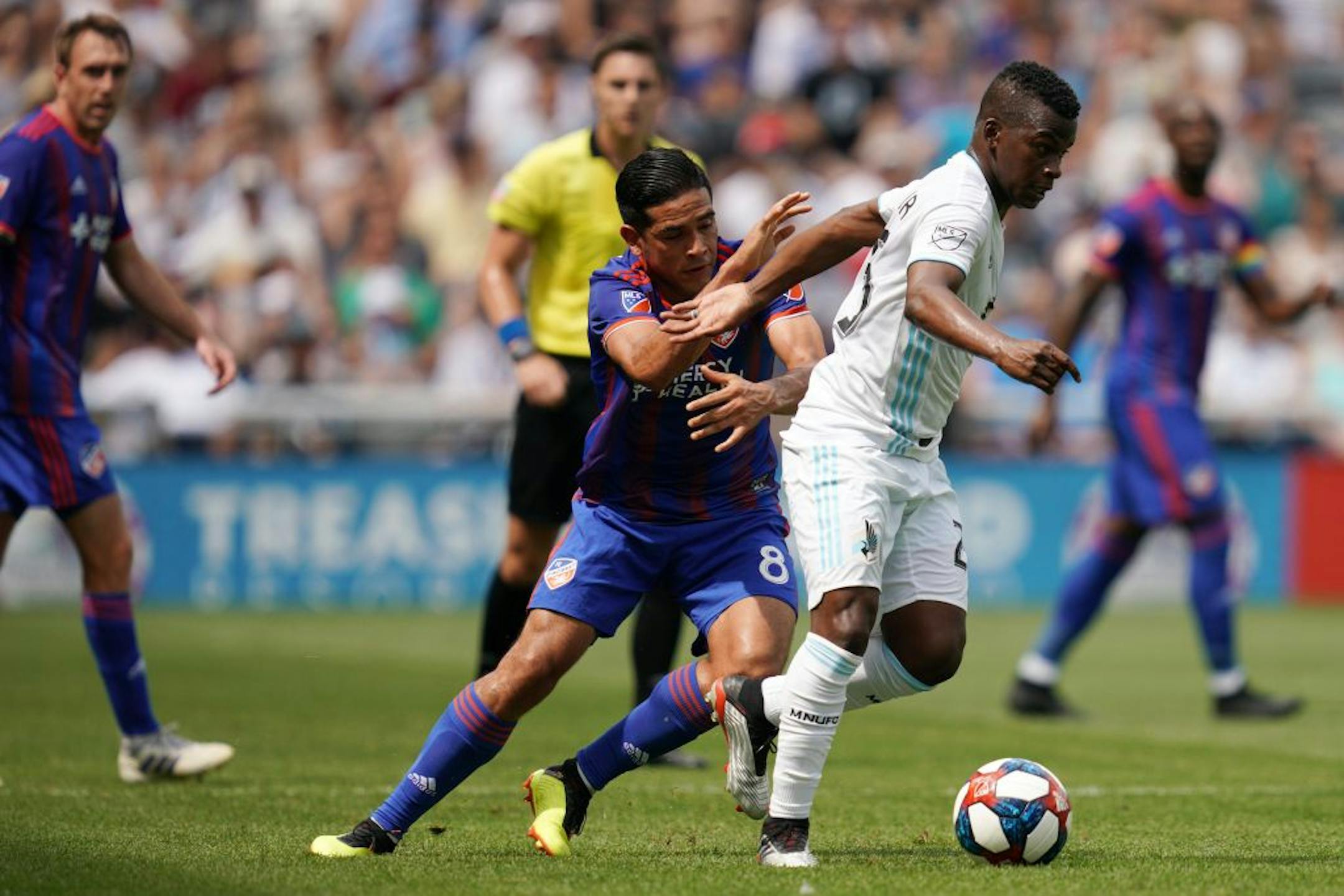 Minnesota United forward Carlos Darwin Quintero (25) moved the ball past FC Cincinnati midfielder Victor Ulloa (8) in the first half.