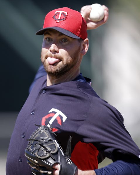 Twins pitcher Mike Pelfrey pitched during practice Monday Feb.18, 2013 at Lee County Sports Complex in Fort Myers, FL.] JERRY HOLT &#x2022; jerry.holt