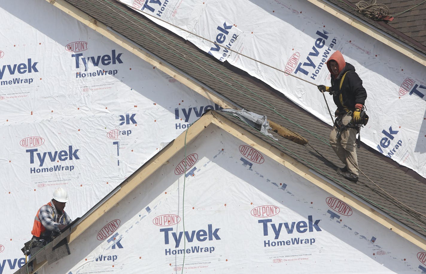 Roofers worked on laying down shingles on the new houses at the Spirit of Brandtjen Farm development in Lakeville Min., Tuesday, April 23, 2013. ] (KYNDELL HARKNESS/STAR TRIBUNE) kyndell.harkness@startribune.com