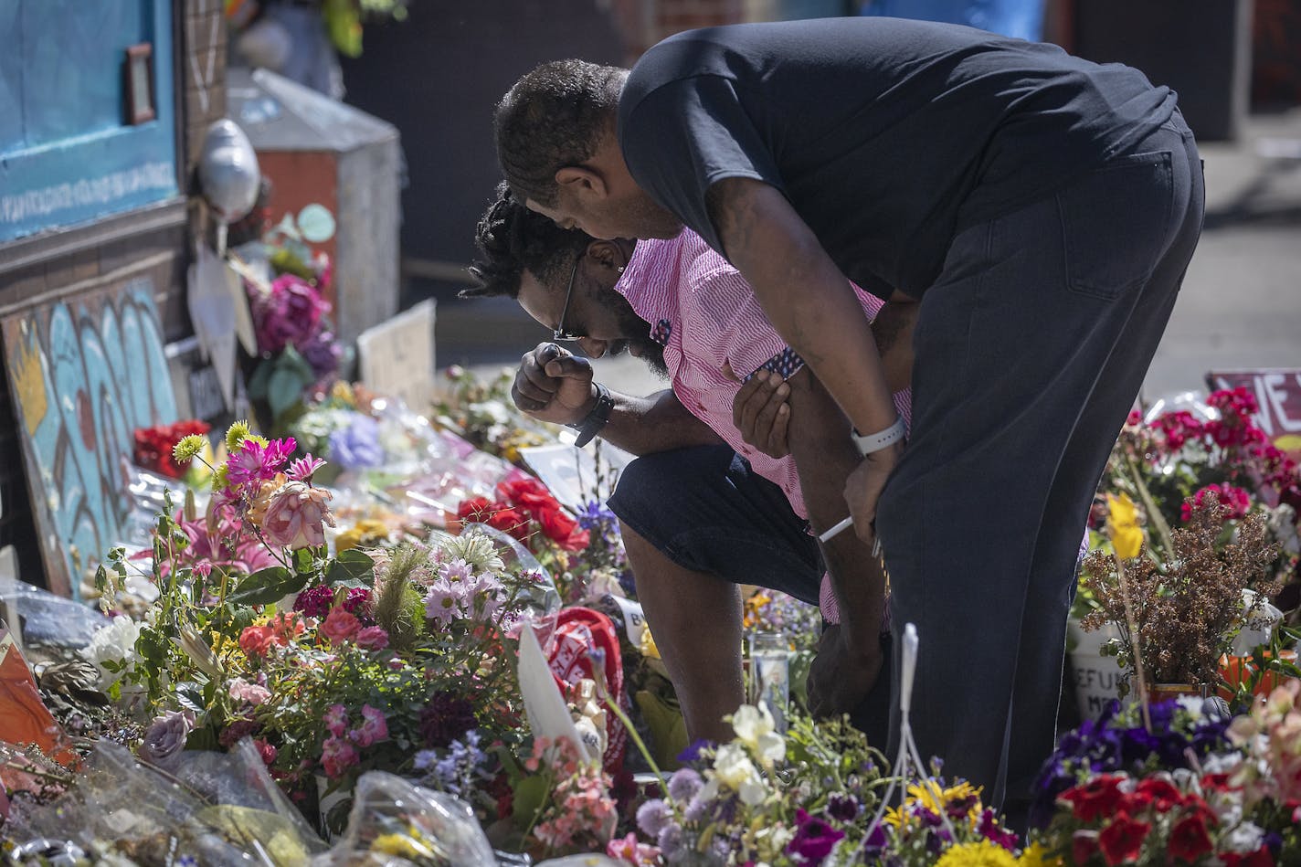 Former professional football player Tyrone Carter dropped to a knee at the site where George Floyd was killed, Wednesday, June 3, 2020. ] ELIZABETH FLORES • liz.flores@startribune.com