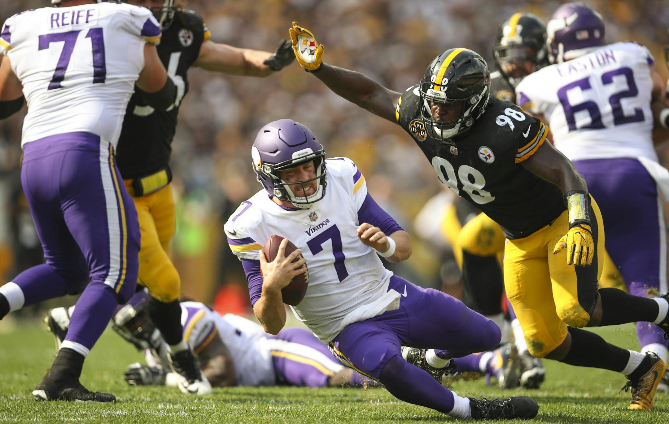 Minnesota Vikings quarterback Case Keenum (7) lost his footing while dropping back to pass in the third quarter and was smothered by Pittsburgh Steelers inside linebacker Vince Williams (98) for a ten yard loss. ] JEFF WHEELER ï jeff.wheeler@startribune.com The Minnesota Vikings lost 26-9 to the Pittsburgh Steelers in an NFL football game Sunday afternoon, September 17, 2017 at Heinz Field in Pittsburgh.
