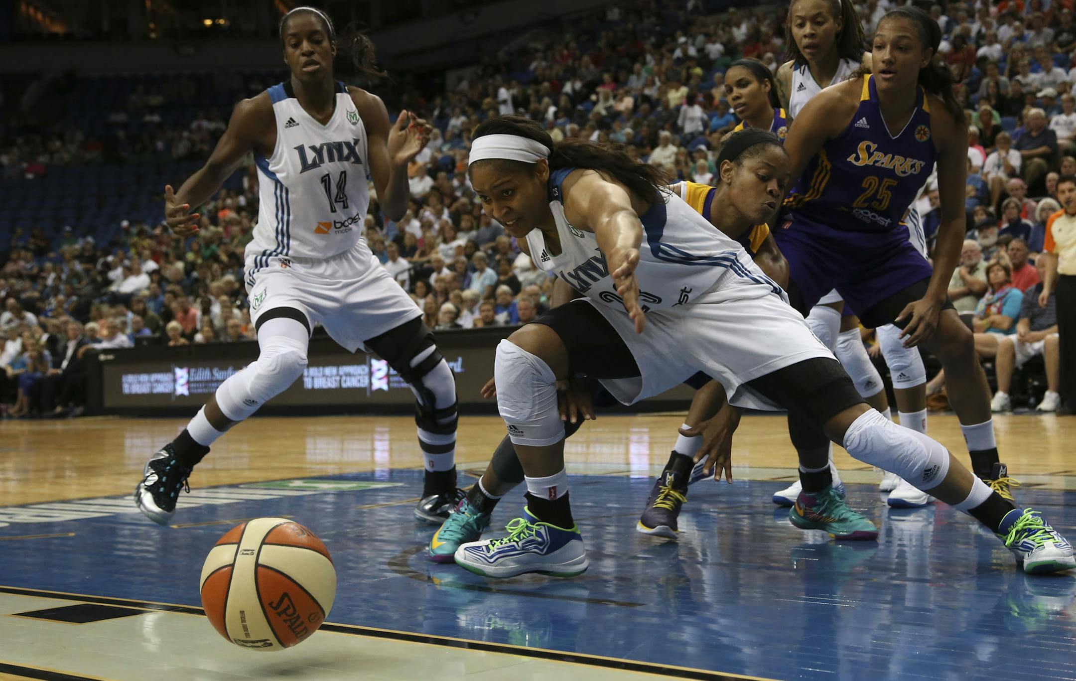 Lynx Maya Moore went after a loose ball during the first half at the Target Center in Minneapolis Min., Wednesday, September 4, 2013. ] (KYNDELL HARKNESS/STAR TRIBUNE) kyndell.harkness@startribune.com