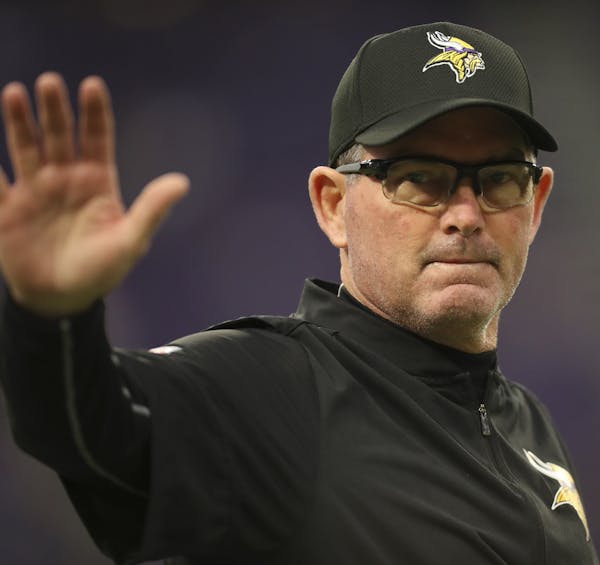 Minnesota Vikings head coach Mike Zimmer waved to fans on the sidelines while his team warmed up before playing Cincinnati. ] JEFF WHEELER &#xef; jeff