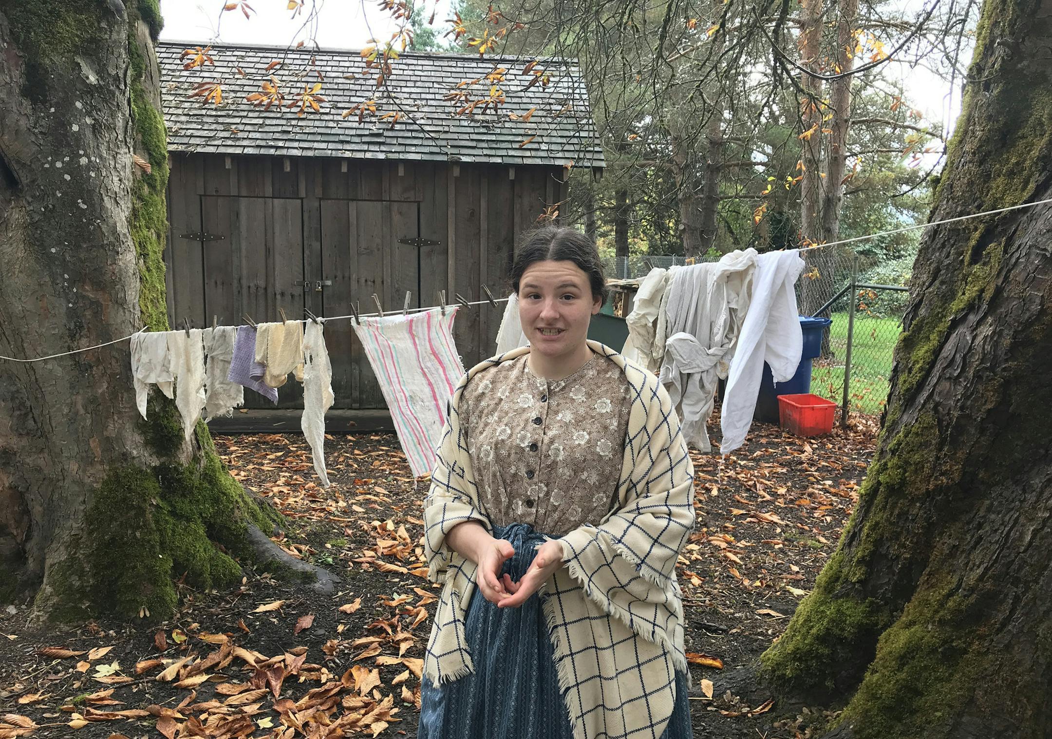 Cassie Whitlock, dressed in period garb, talks about 19th century life on the Oregon Trail. Whitlock is a tour leader at Philip Foster Farm in Eagle Creek, Ore. The farm was an important rest stop for travelers on the trail. (Lori Rackl/Chicago Tribune/TNS) ORG XMIT: 1233400