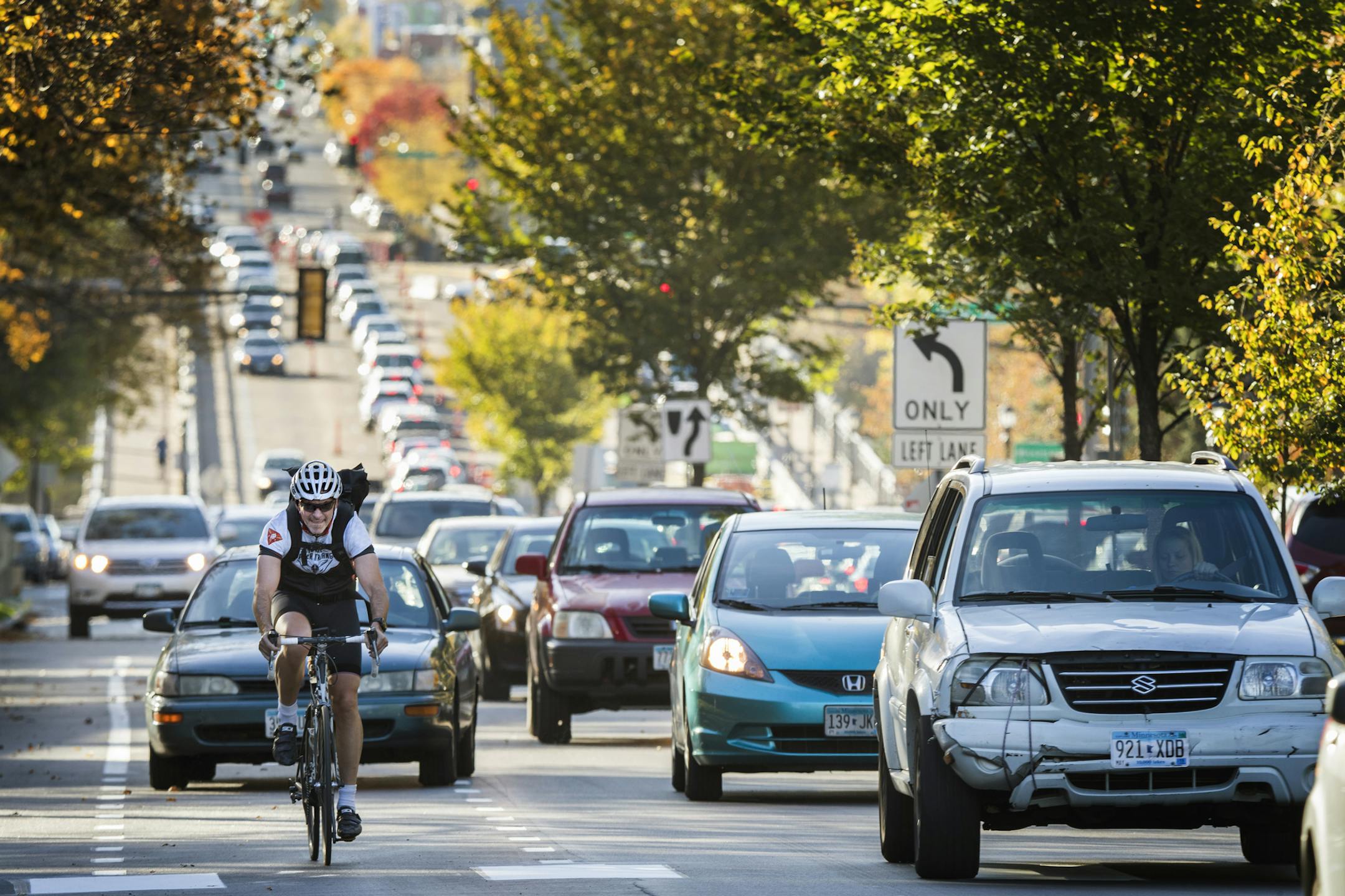 Cyclists and traffic move up Marshall Avenue eastbound in St. Paul during rush hour. ] LEILA NAVIDI ï leila.navidi@startribune.com BACKGROUND INFORMATION: Cyclists and traffic move up Marshall Avenue eastbound in St. Paul during rush hour on Tuesday, October 17, 2017. New bike lanes are cropping up around the Twin Cities, creating a divide between cyclists who feel safer riding in a lane and motorists, residents and business owners frustrated by lost space for driving and parking.
