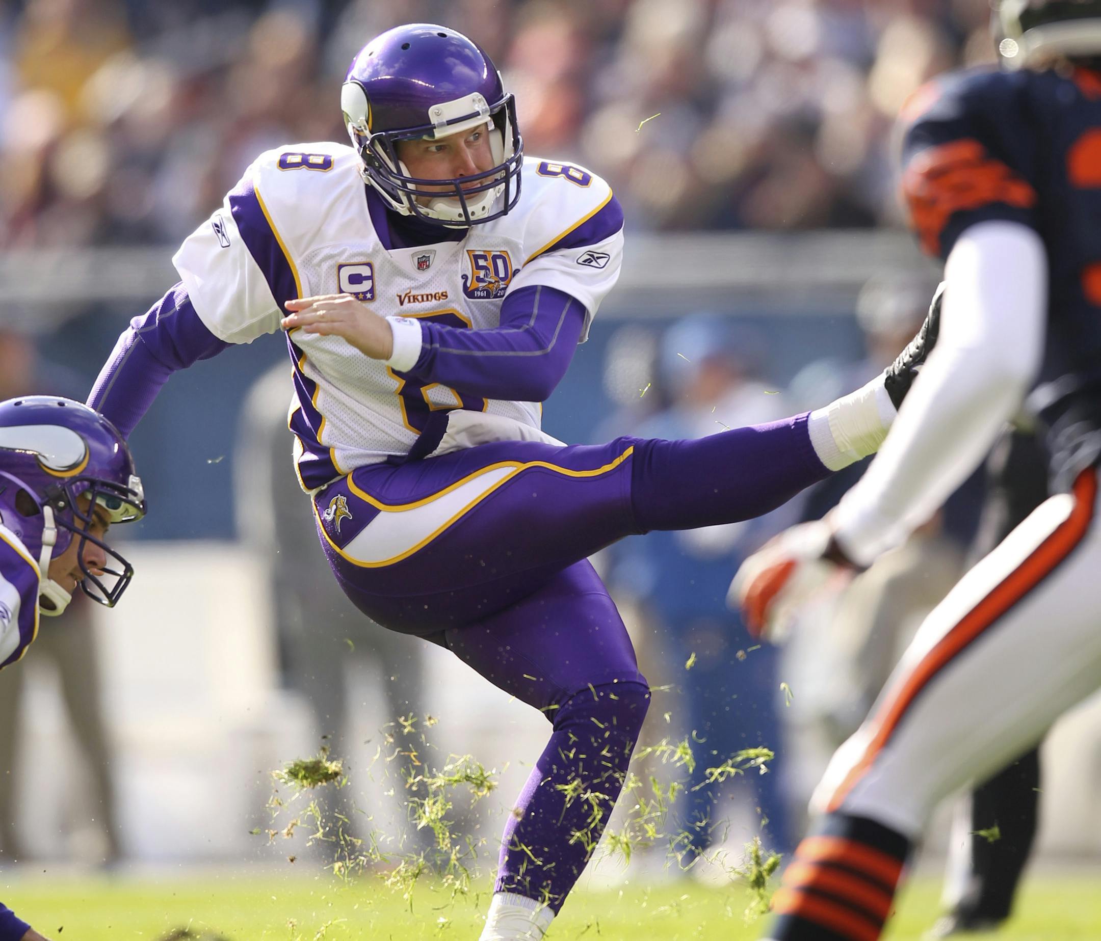 JEFF WHEELER • jeff.wheeler@startribune.com CHICAGO - 11/14/10 - The Minnesota Vikings played the Chicago Bears Sunday afternoon at Soldier Field in Chicago. IN THIS PHOTO: ] Vikings kicker Ryan Longwell hit a 36 yard field goal to give the Vikings an early lead.