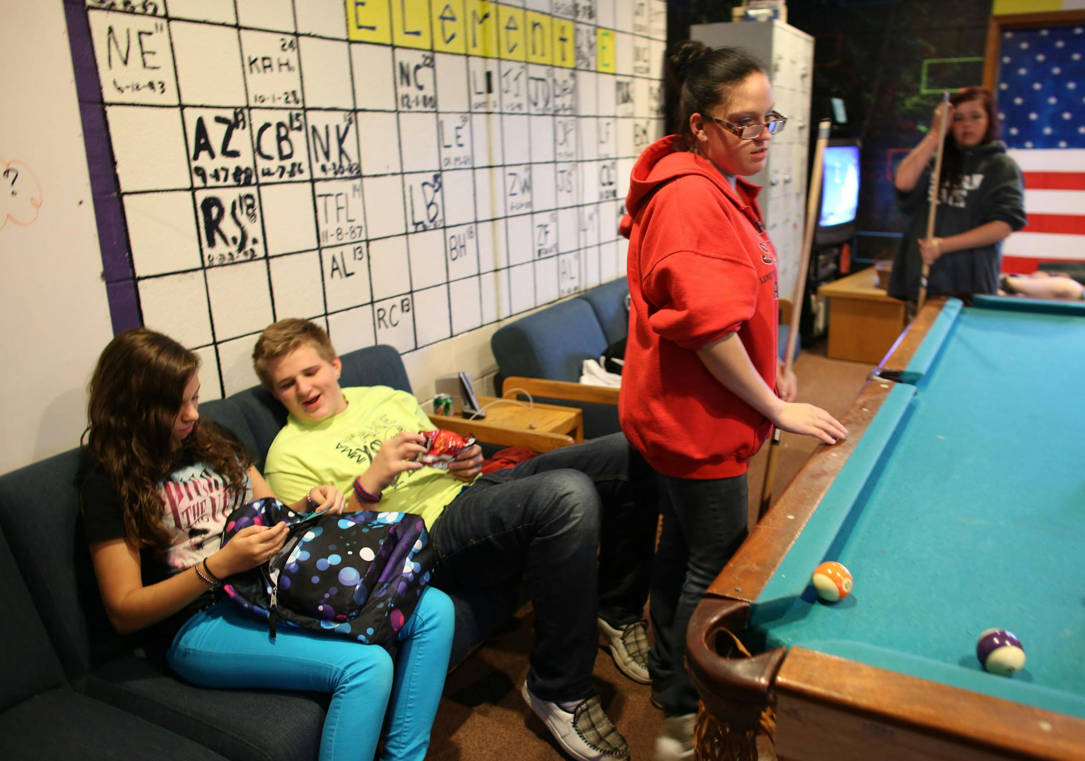 Kayla Crook, 18, tried to line up her pool shot while Keanua Halvorsen, 15 and Sam Schultz, 13, talk at the Element Teen Center in Coon Rapids Min., Thursday, October 3, 2013 ] (KYNDELL HARKNESS/STAR TRIBUNE) kyndell.harkness@startribune.com