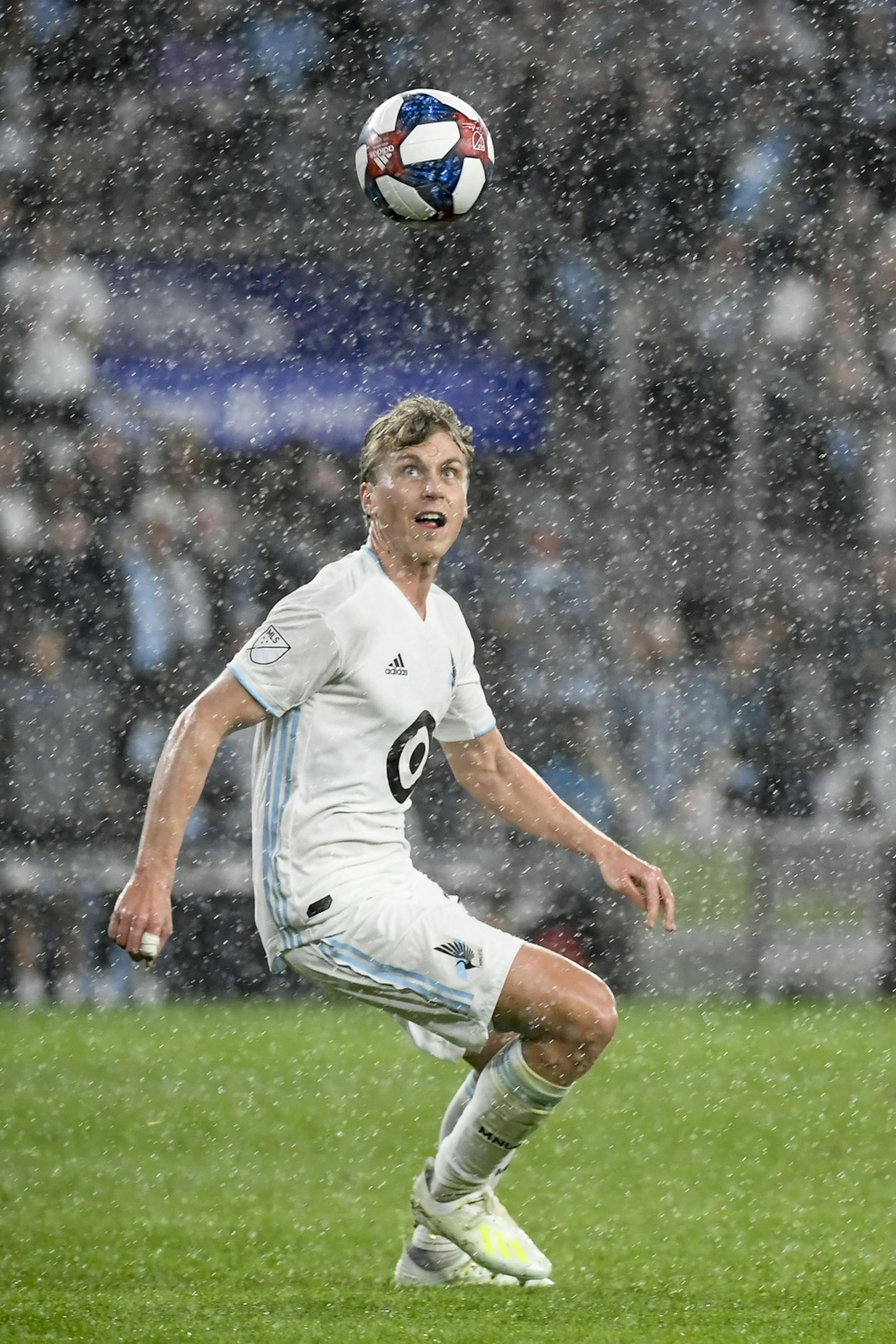 Minnesota United midfielder Rasmus Schuller (20) eyed the ball in the second half against the Los Angeles Galaxy.