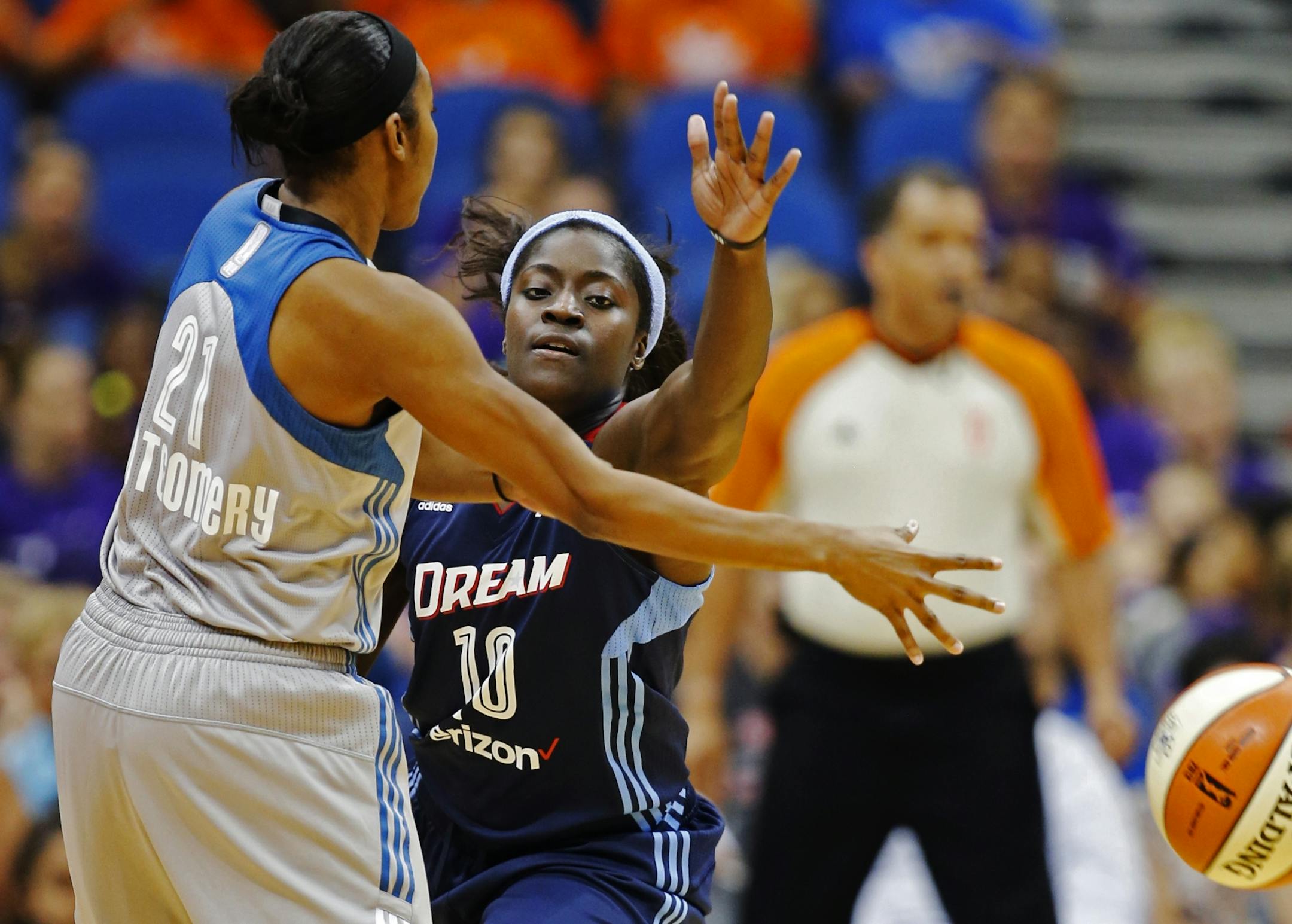 Renee Montgomery(21) dishes off as Matee Ajavon defends .