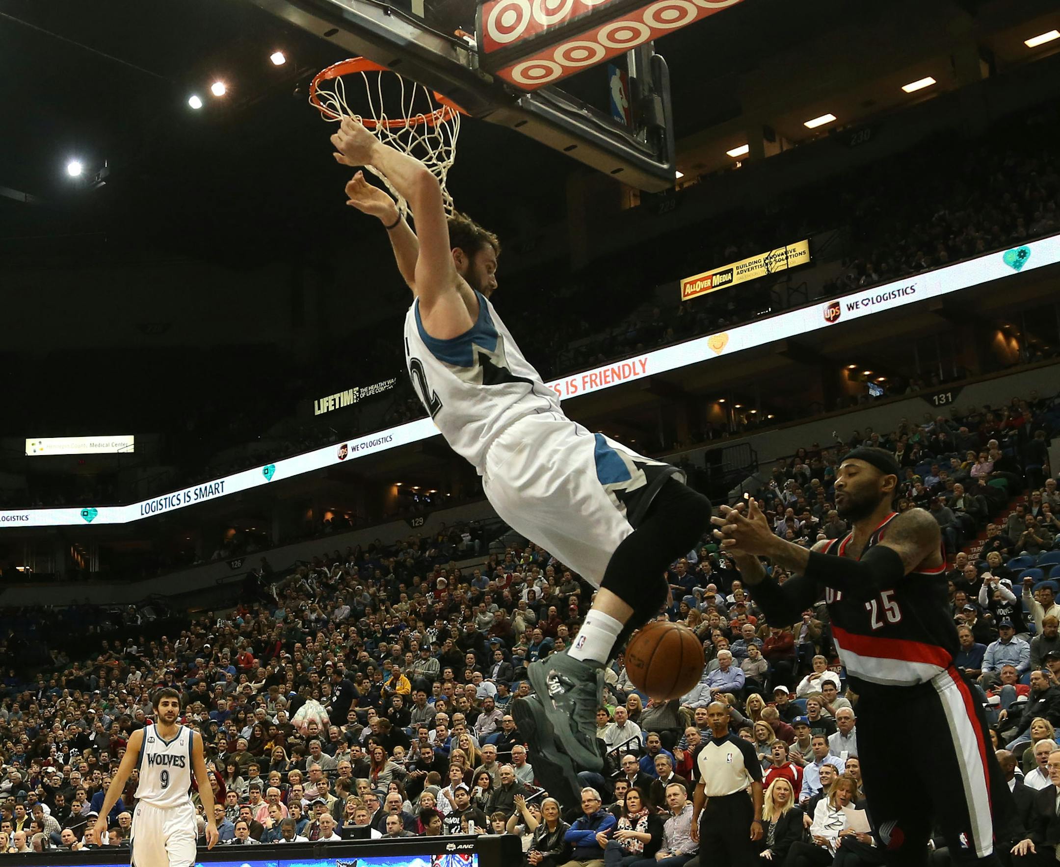 Wolves Kevin Love dunked the ball with Portland's Mo Williams defending during the first half at the Target Center in Minneapolis Wednesday, December 18, 2013. ] (KYNDELL HARKNESS/STAR TRIBUNE) kyndell.harkness@startribune.com ORG XMIT: MIN1312182029211678