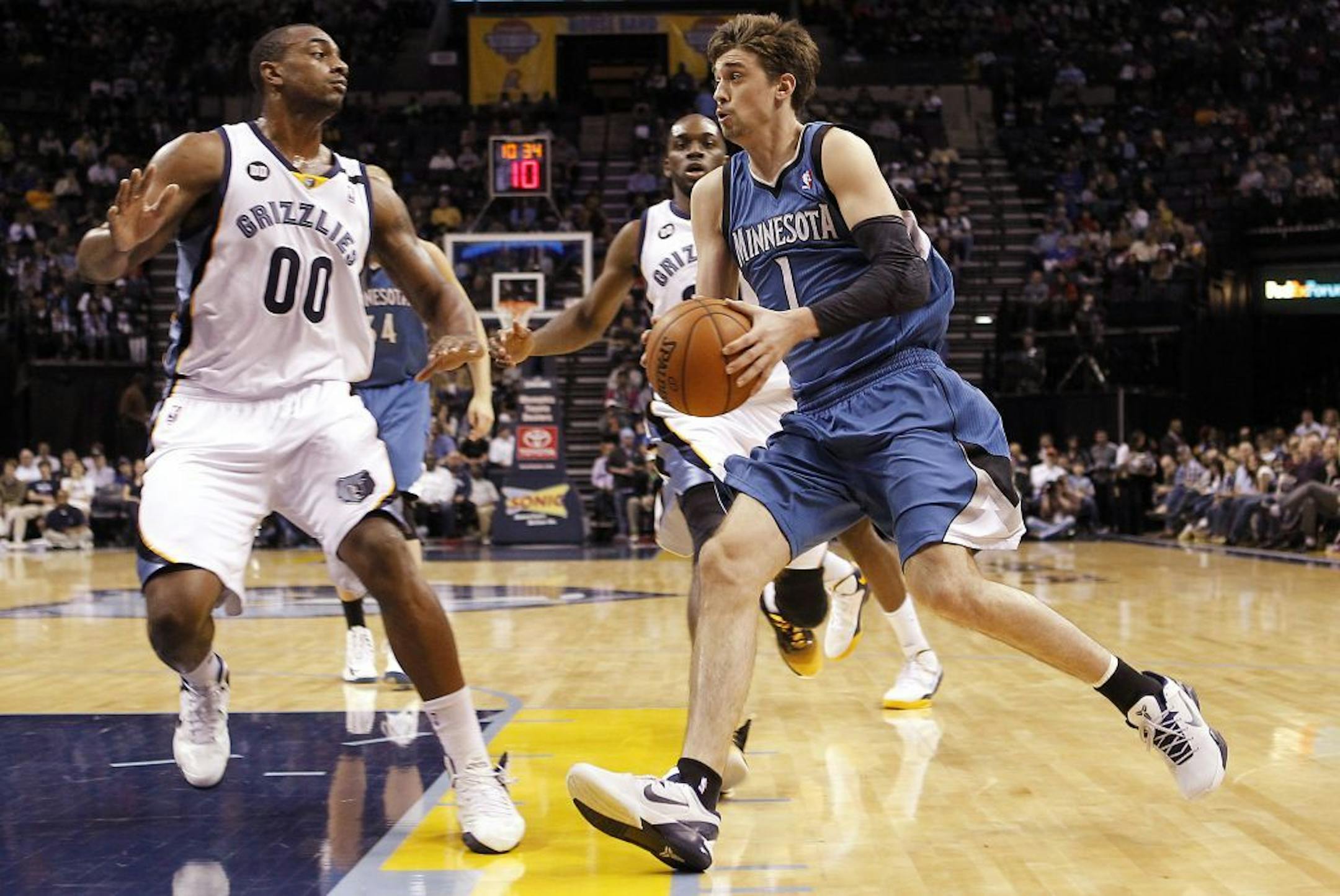 Timberwolves guard Alexey Shved drove to the basket against Grizzlies forward Darrell Arthur in the first half Sunday.