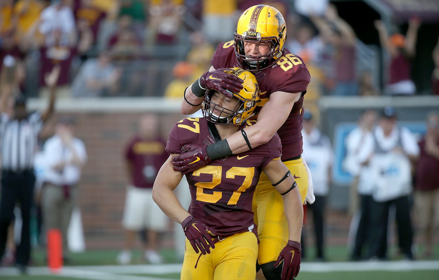 Minnesota's running back Shannon Brooks is congratulated by teammat Minnesota's tight end Brandon Lingen after he ran the ball into the end zone for a touchdown in the fourth quarter as the Gophers took on Ohio at TCF Bank Stadium, Saturday, September 26, 2015 in Minneapolis, MN. ] (ELIZABETH FLORES/STAR TRIBUNE) ELIZABETH FLORES &#x2022; eflores@startribune.com