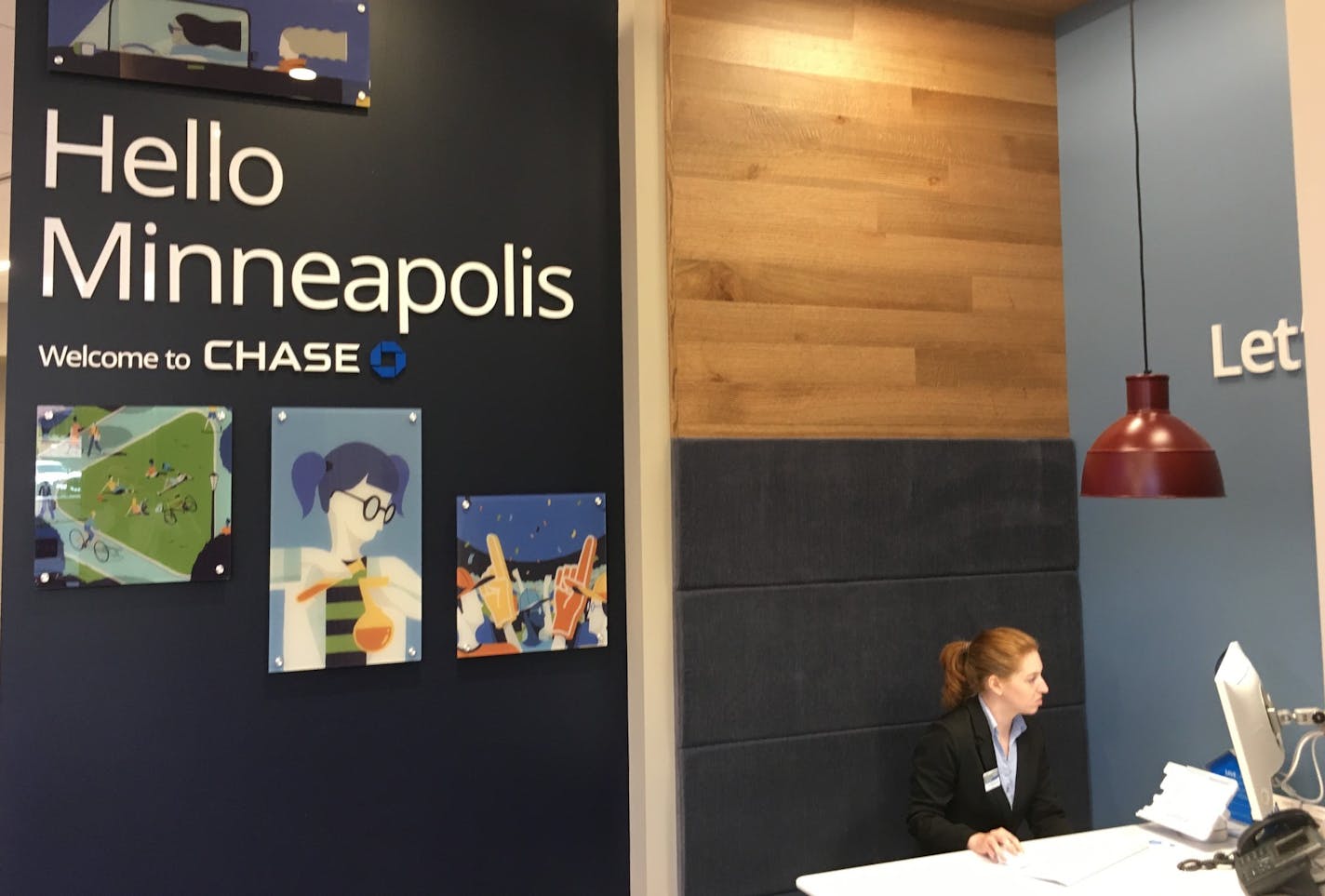 At its first branch in Minneapolis, located on Washington Avenue next to the U of M, Chase Bank has restaurant-style booths for bankers to help customers with a quick transaction.