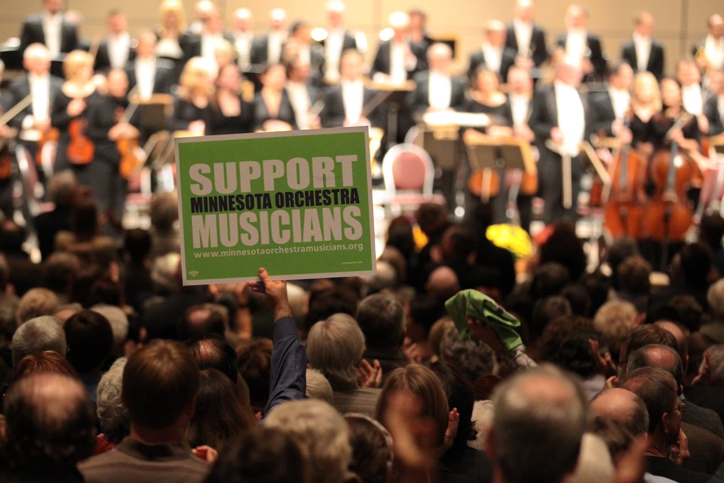 A packed audience gave a standing ovation as locked-out Minnesota Orchestra musicians took the stage at the Minneapolis Convention Center Thursday.