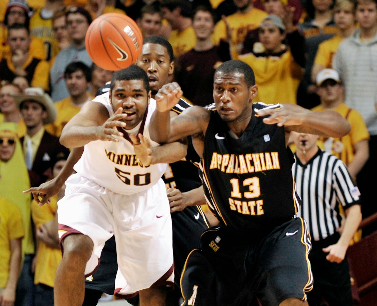 In a game earlier in the week, Minnesota's Ralph Sampson III, left, and Appalachian State's Jamaal Trice fought for a loose ball.