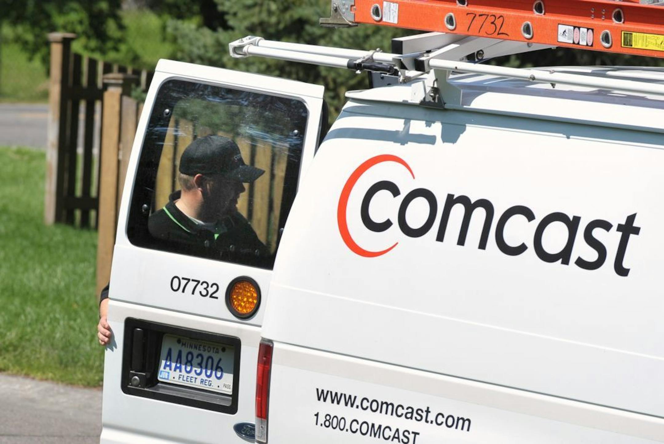 GLEN STUBBE � gstubbe@startribune.com -- Monday, August 24, 2009 -- Photo of a Comcast truck in Hopkins, Minn.