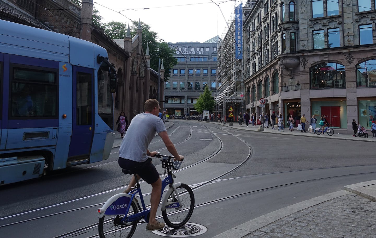 -- PHOTO MOVED IN ADVANCE AND NOT FOR USE - ONLINE OR IN PRINT - BEFORE DEC. 23, 2018. -- FILE -- A bicyclist in Oslo, Norway, in July 2018. Starting in 2019, the Norwegian capital will restrict the use of vehicles in its city center, following a global trend to make popular tourist destinations more pedestrian-friendly. (Jada Yuan/The New York Times)