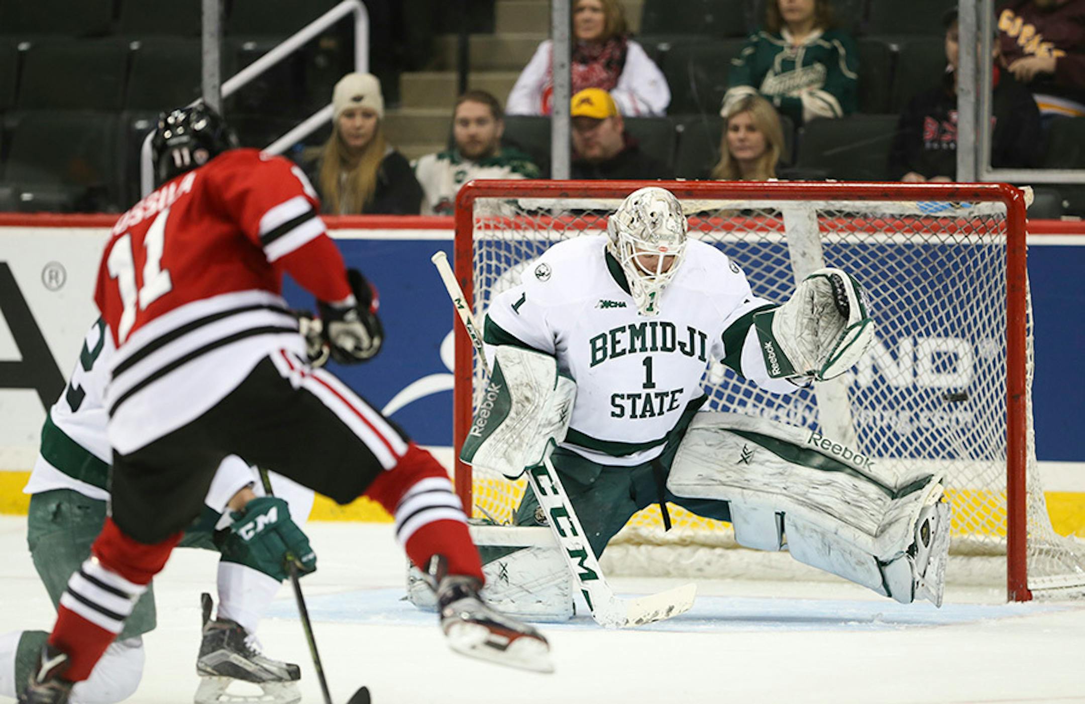 Huskies forward Kalle Kossila (11) beat Beavers goalie Michael Bitzer (1) to make it 4-0 in the second period Sunday afternoon.