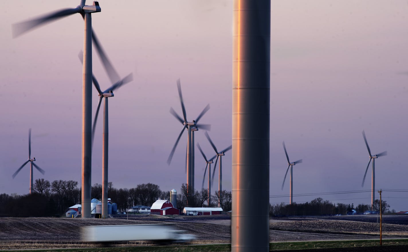 DAVID BREWSTER &#x2022; dbrewster@startribune.com Monday 04/11/11 Hartland, MN. : ] Wind generators, part of the Alliant Energy wind farm northwest of Albert Lea, and near Hartland, MN.