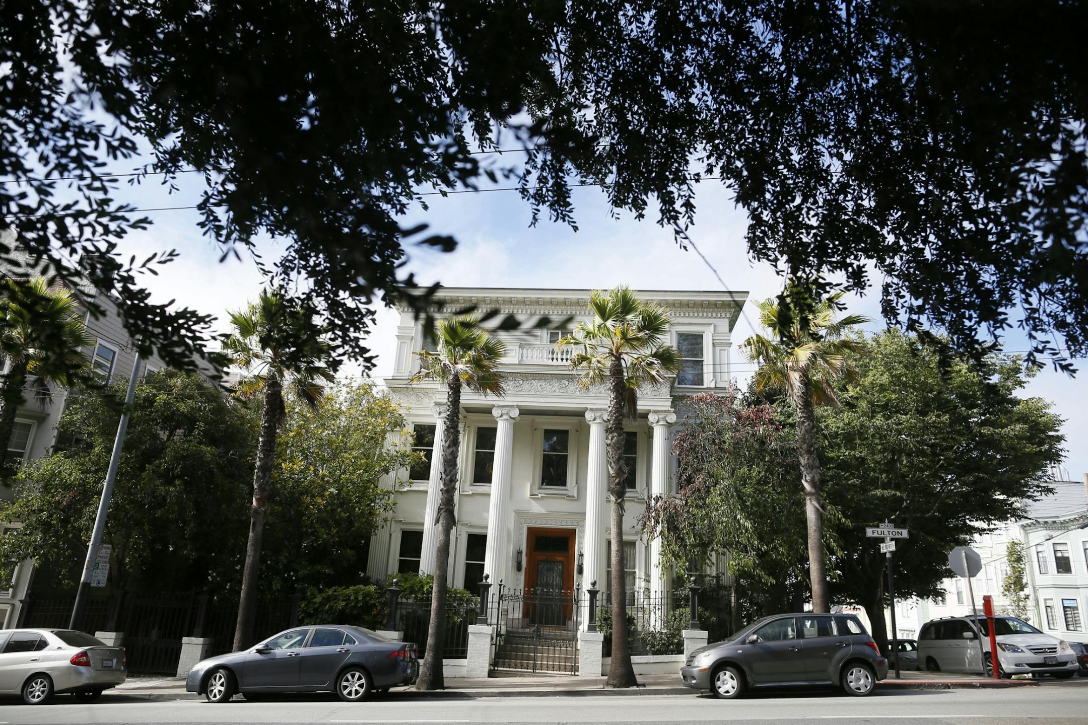 Jefferson airplane house, 2400 Fulton. Photos of historic rock sites in San Francisco , CA.