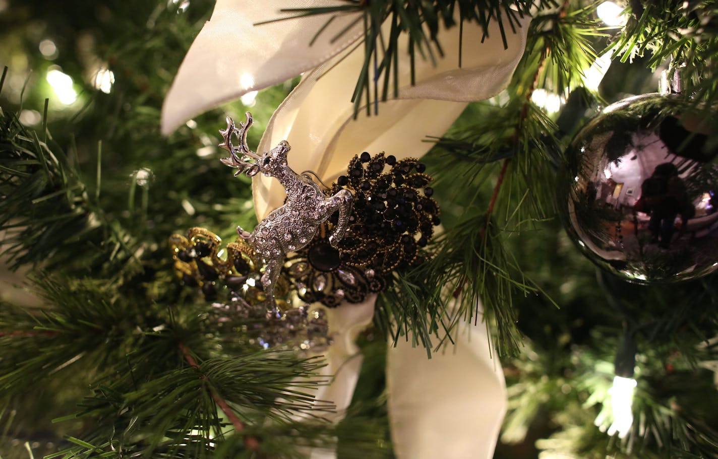 Interior Designer Lisa Peck of Lilu Interiors, decorated her tree with ribbons and costume jewelry keeping the sliver, gold and ivory color scheme in her home in Minneapolis, Thursday, November 20, 2013. ] (KYNDELL HARKNESS/STAR TRIBUNE) kyndell.harkness@startribune.com