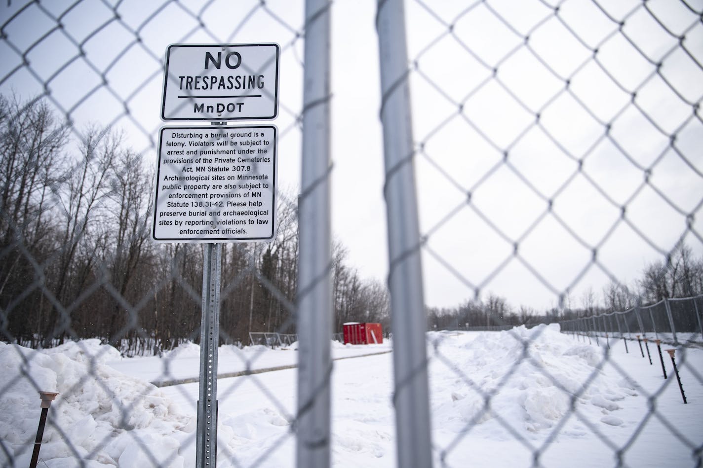 A fence and No Trespassing signs have been setup around an MnDOT site that disturbed a Native American burial ground in West Duluth. ]
ALEX KORMANN &#x2022; alex.kormann@startribune.com MnDOT bridge work in west Duluth disturbed a a Native American burial ground and they are currently in the final stages of restoring the burial site.