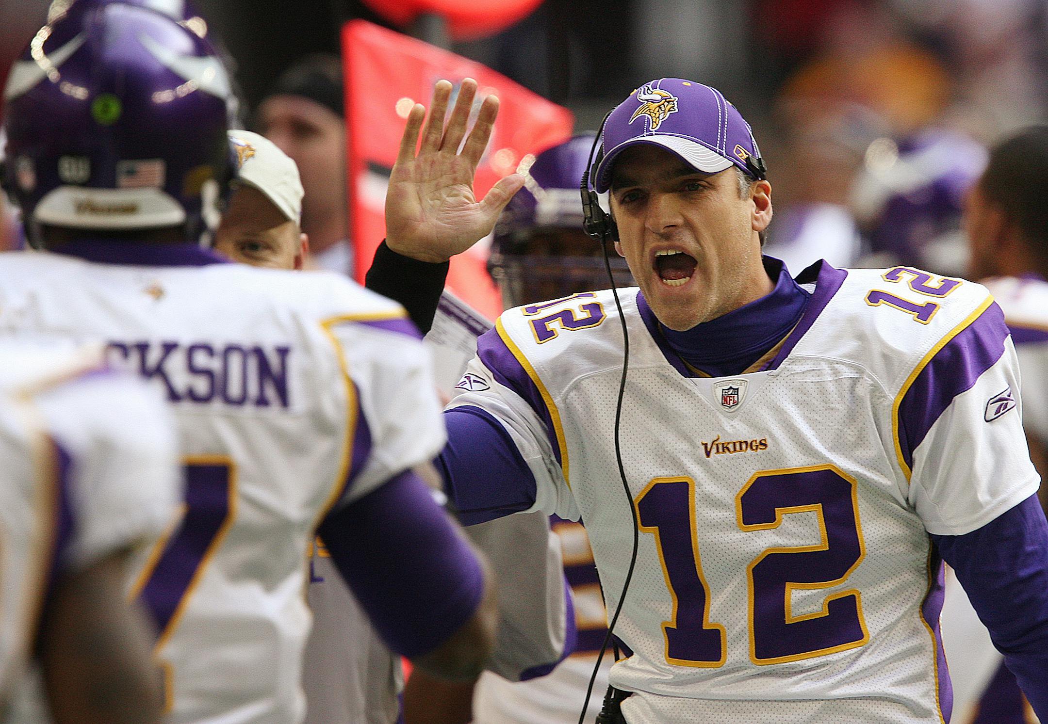 Minnesota Vikings' Gus Frerotte (12) congratulates Tarvaris Jackson, left, after Jackson threw a touchdown pass against the Arizona Cardinals in the first quarter of an NFL football game Sunday, Dec. 14, 2008, in Glendale, Ariz. The Vikings defeated the Cardinals 35-14. (AP Photo/Ross D. Franklin) ORG XMIT: MIN2017092219470958