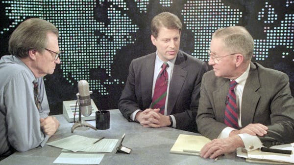 Vice President Al Gore and Ross Perot talk with television talk host Larry King during a break on CNN&#x201a;&#xc4;&#xf4;s &#x201a;&#xc4;&#xfa;Larry K