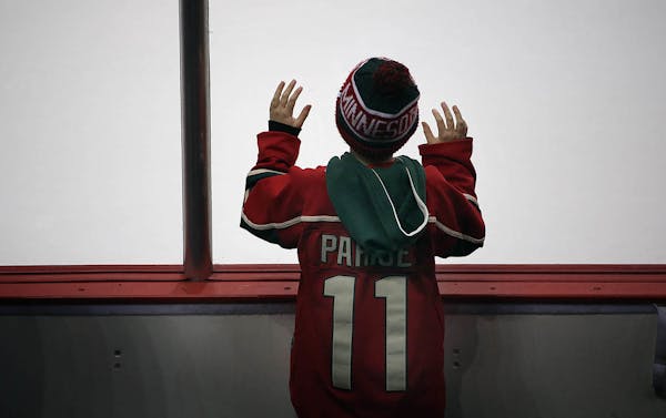 A young hockey fan waited for the game to begin.] JIM GEHRZ • james.gehrz@startribune.com / St. Paul, MN / January 10, 2015 /1:00 PM BACKGROUND INFO