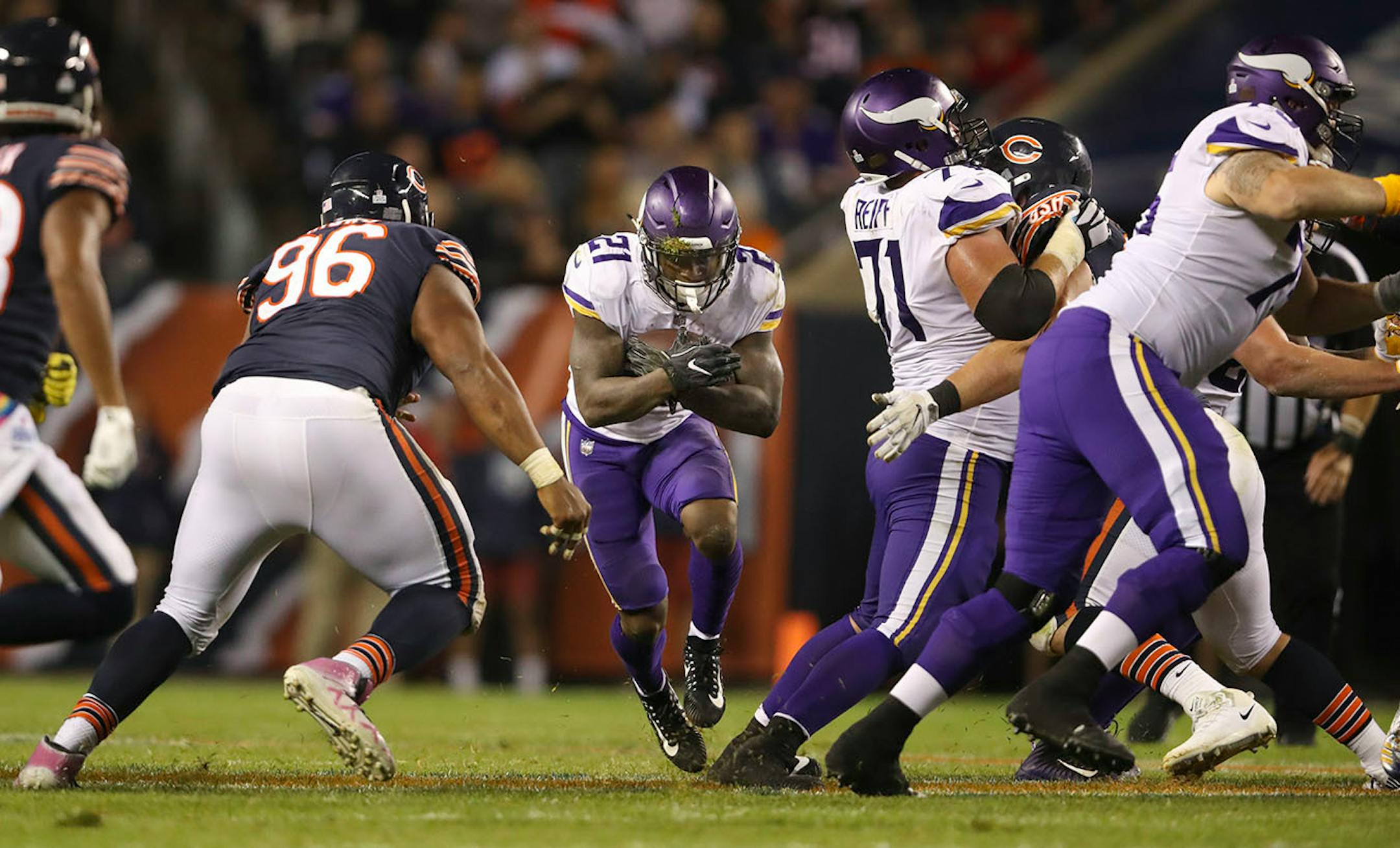 Minnesota Vikings running back Jerick McKinnon (21) found a hole during a fourth quarter carry.
