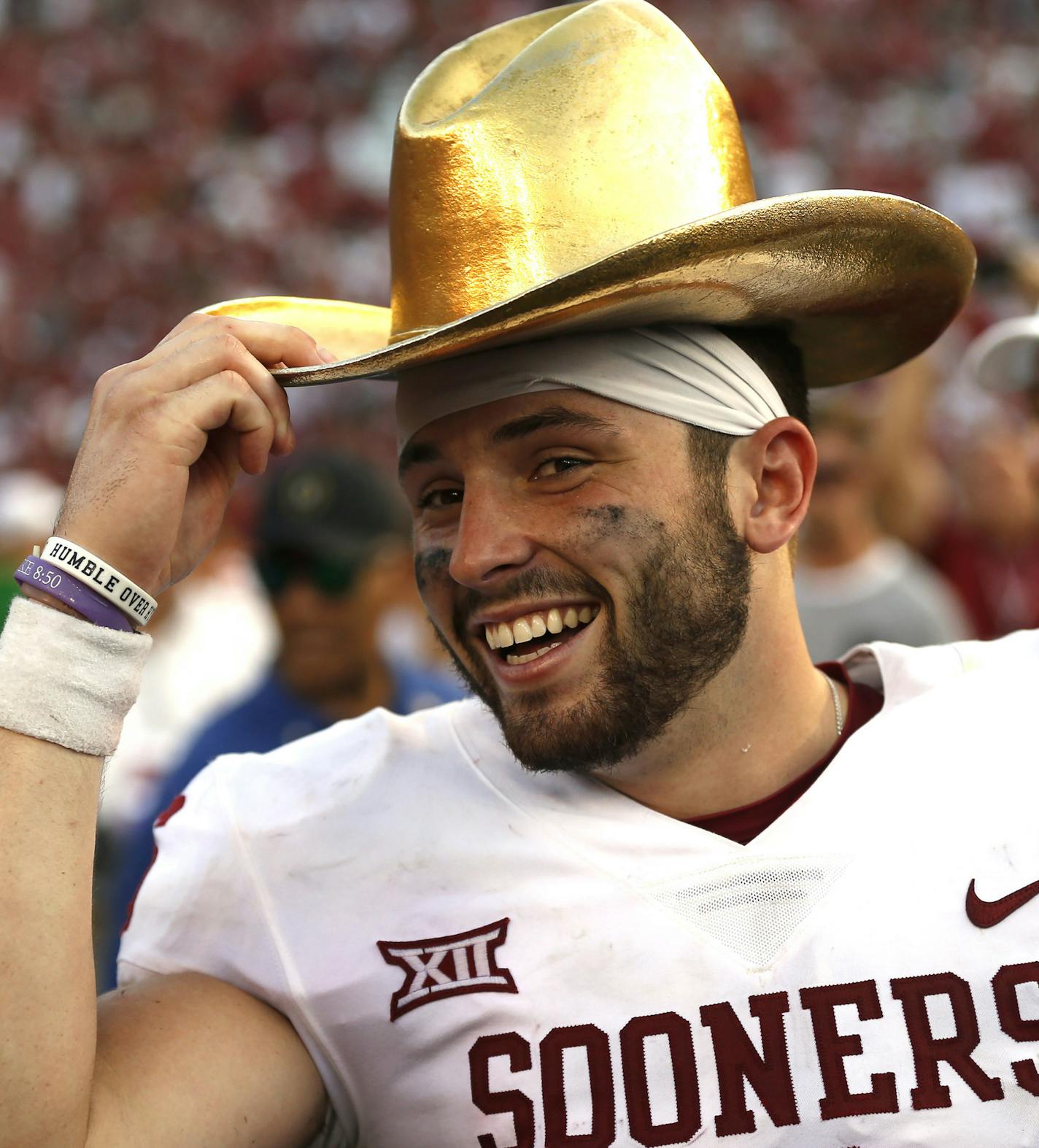 Oklahoma quarterback Baker Mayfield (6) celebrates with the Golden Hat Trophy following the team's 29-24 win over Texas in an NCAA college football game Saturday, Oct. 14, 2017, in Dallas. (AP Photo/Ron Jenkins)