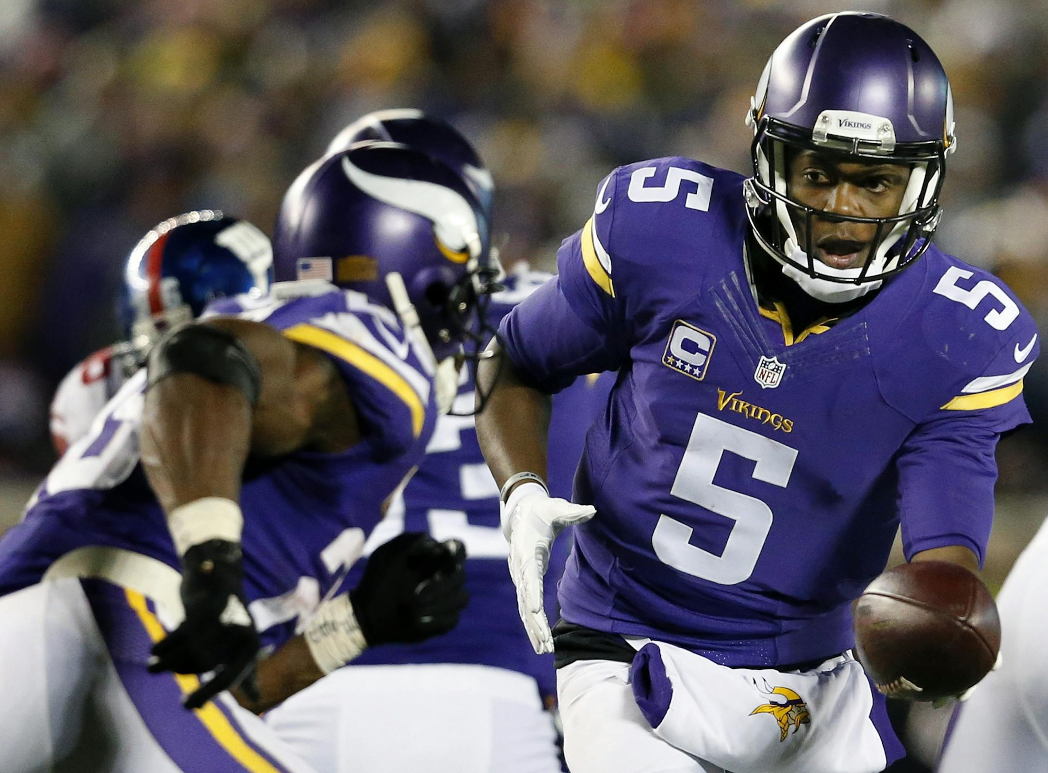 Vikings quarterback Teddy Bridgewater (5) handed the ball off to Adrian Peterson (28) in the third quarter.