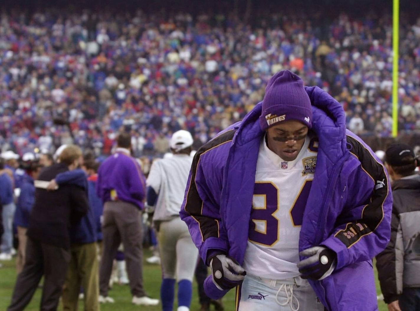 Randy Moss leaves the field at Giant Stadium after the Vikings were beaten by the New York Giants 41-0.