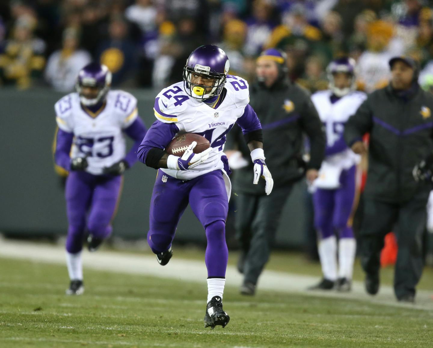 Minnesota Vikings cornerback Captain Munnerlyn (24) picked up a Aaron Rodgers fumble and ran it back for a 55 yard touchdown in the third quarter Sunday January 3, 2016 in Green Bay, Wisconsin. ] The Green Bay Packers faced the Minnesota Vikings at Lambeau Field for NFC north title. Jerry Holt/Jerry.Holt@Startribune